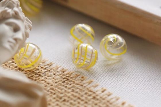 Tischplattendekoration, die zu öffnende klare dekorative Bälle beleuchtet